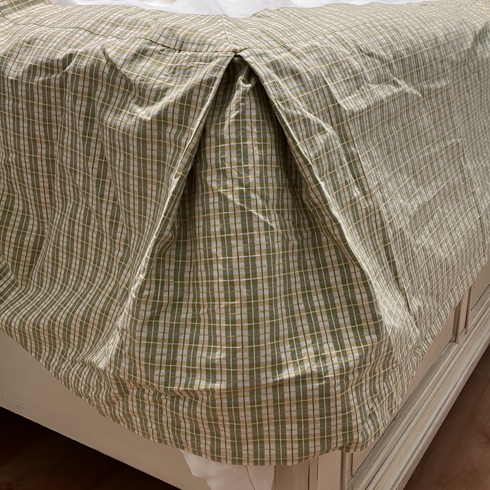 EUC - Custom bedskirt King size - Picture 8 of 8
